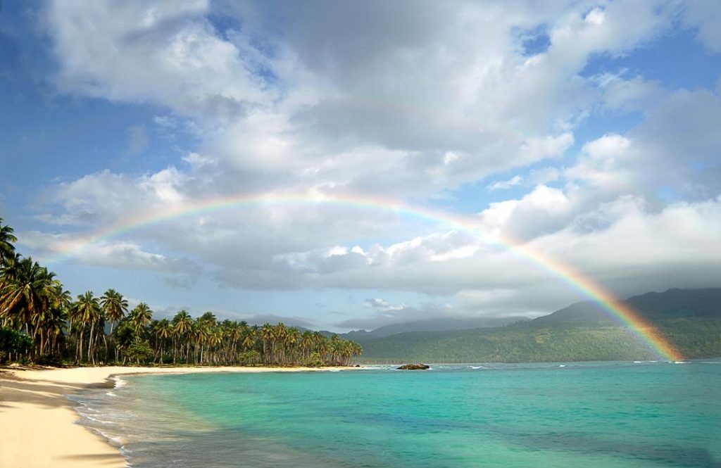Praia na República Dominicana com arco-íris no céu