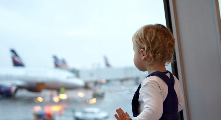 Viagem de avião com recém-nascidos: pode ou não