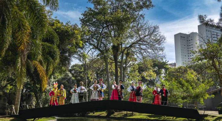 Festival Folclórico e de Etnias do Paraná tem desfile