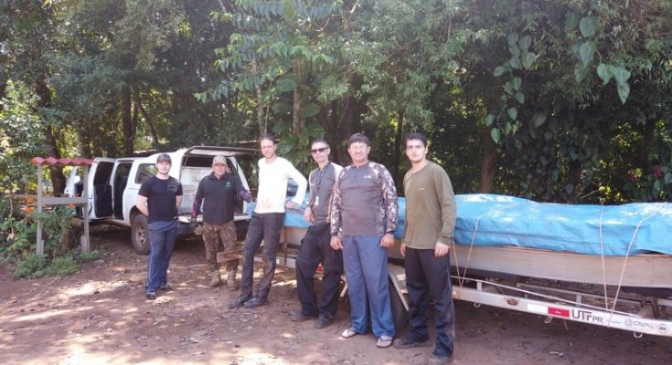 Pesquisadores investigam peixes no Parque Nacional do Iguaçu